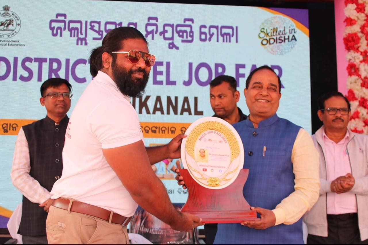 Founder receiving the Mega Job Fair 2025 trophy for Indian Automobile Doctor